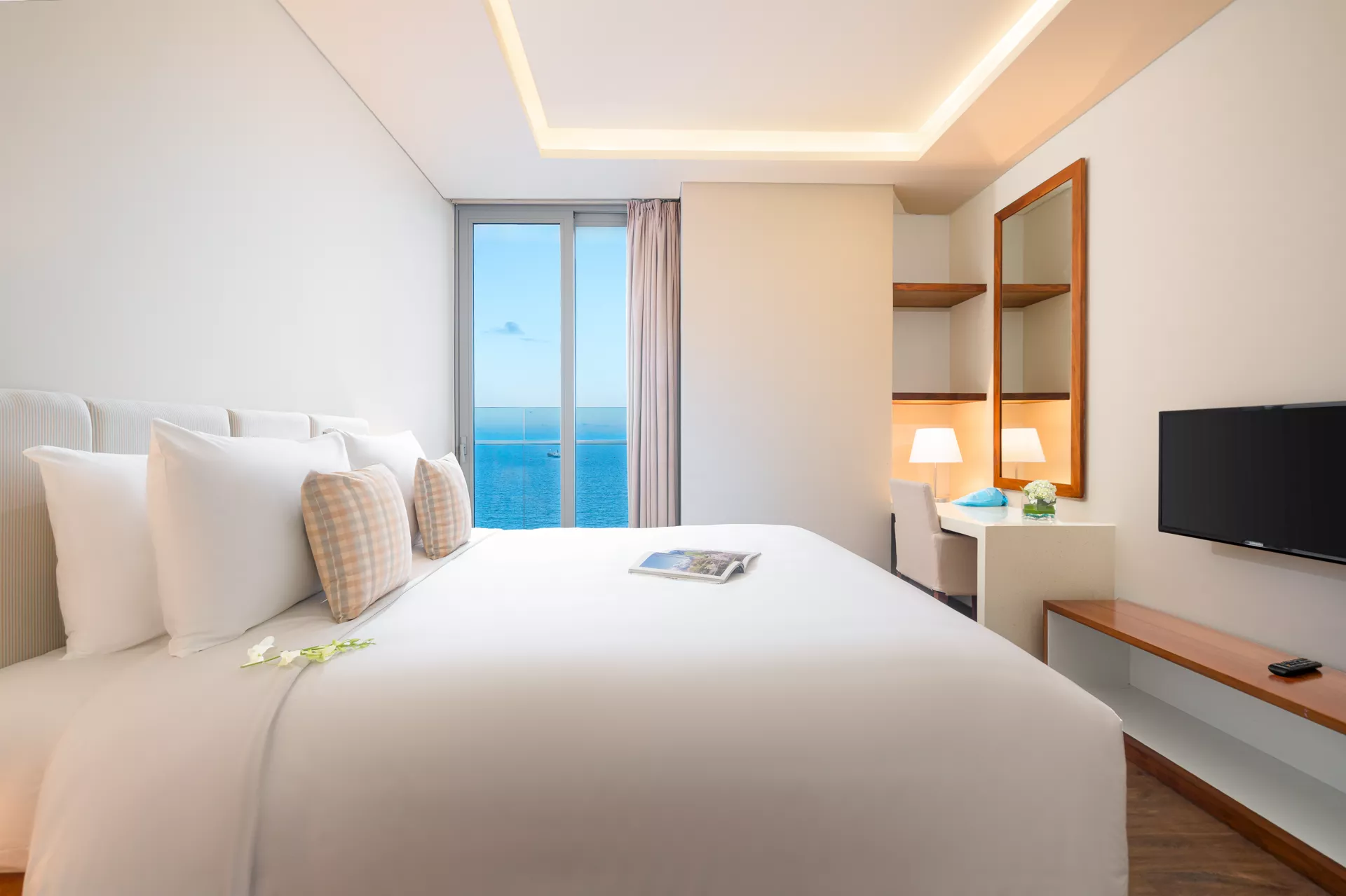 Highlight Ocean Front With Balcony (Two-bedroom Apartment with separated Living Room) #1