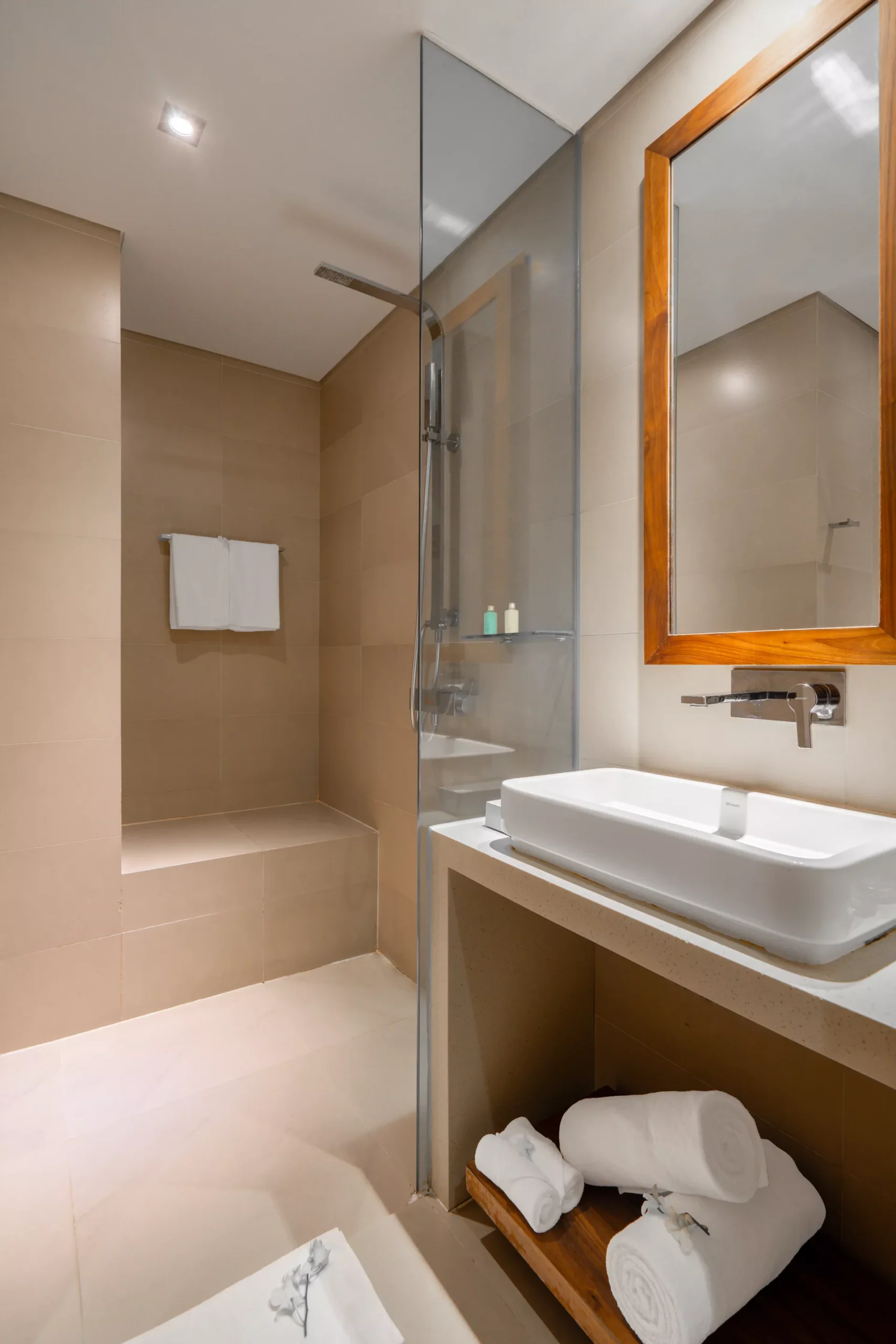 Highlight Ocean Front With Balcony (Two-bedroom Apartment with separated Living Room) #4
