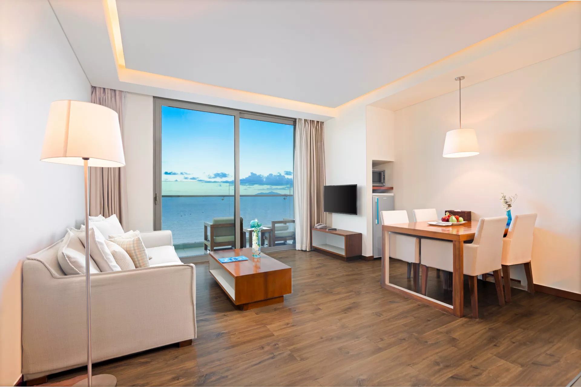 Highlight Ocean Front With Balcony (Two-bedroom Apartment with separated Living Room) #3