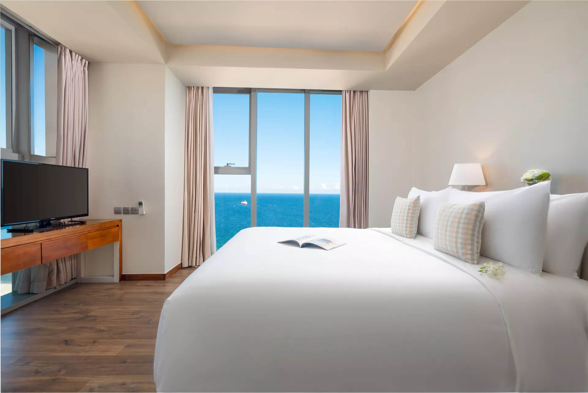 Highlight Plus Ocean Front With Balcony (Two-bedroom Premier Apartment with Large Living Room) #1