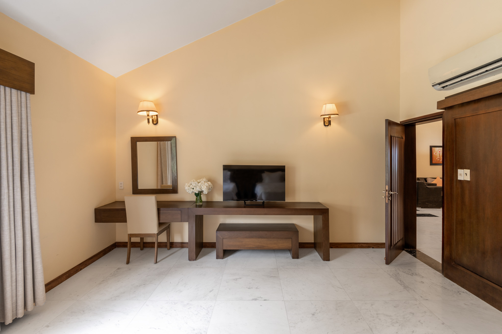 Famiana Executive Suite #7